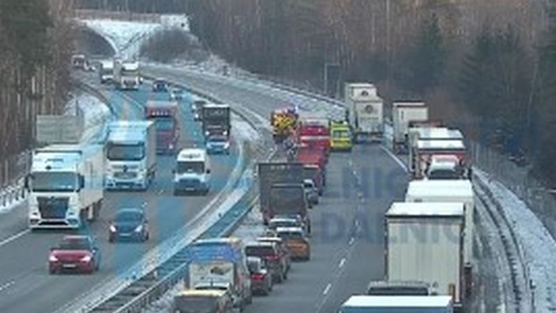 Střet dodávky s náklaďákem zastavil dálnici D1 u Brna